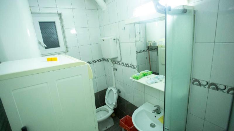 Private Cozy Room 2 With Shared Kitchen In Appartment Белград Екстериор снимка